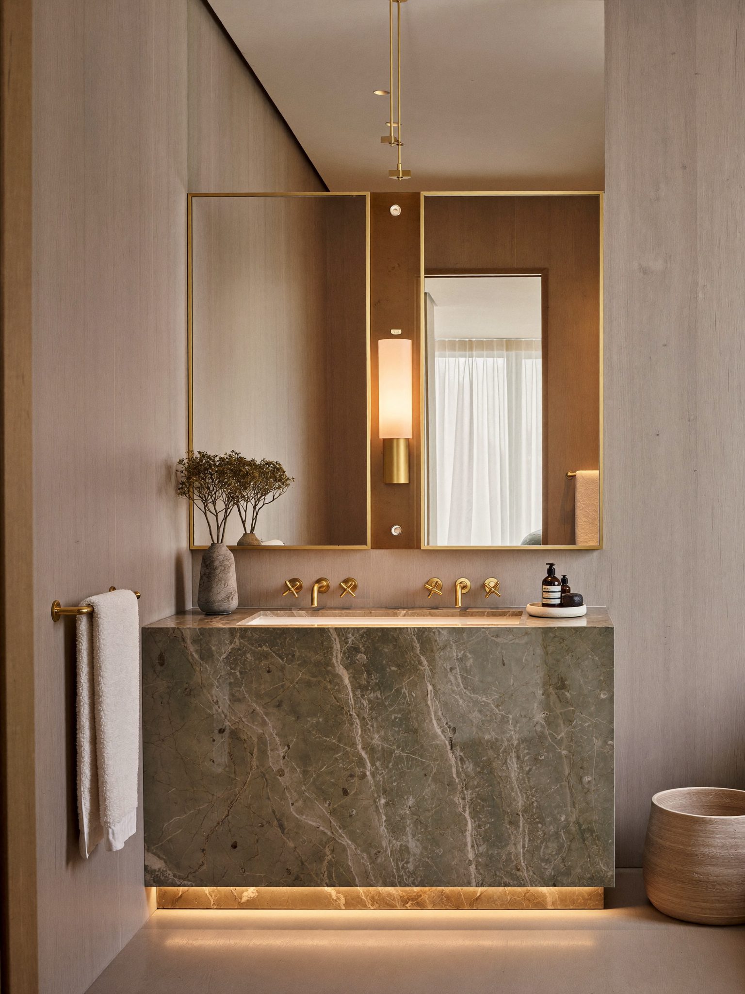 Lois Suite bathroom at Vernora with deep soaking bath